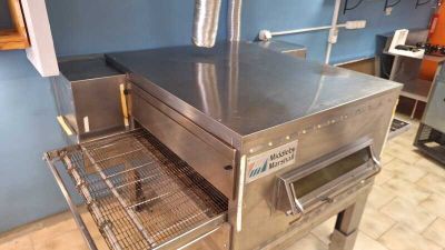 un four qui se trouve au milieu d'une cuisine
