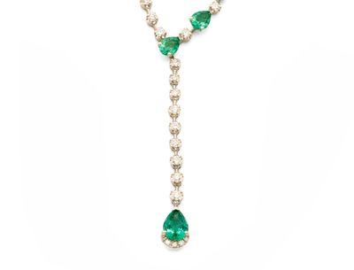 un collier d'émeraudes et de diamants