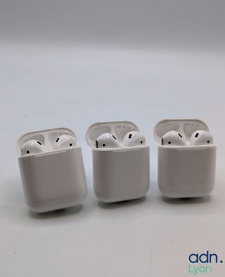 trois AirPods posés les uns sur les autres sur une table