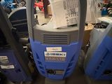un aspirateur bleu et gris dans un magasin