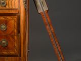 une petite commode avec une batte de baseball à côté