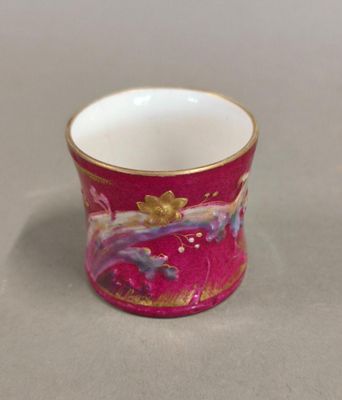 LIMOGES. Rond de serviette en porcelaine à décor de fleurs e…