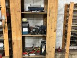 deux étagères sur lesquelles sont posés des outils, dans un garage