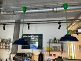 trois lampes suspendues au plafond d'un café