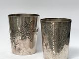 deux coupes en argent ornées de motifs, posées l'une à côté de l'autre
