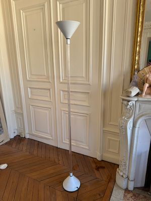 une photo d'un salon avec une cheminée et un lampadaire