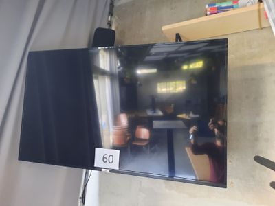une photo d'un téléviseur à écran plat accroché au mur