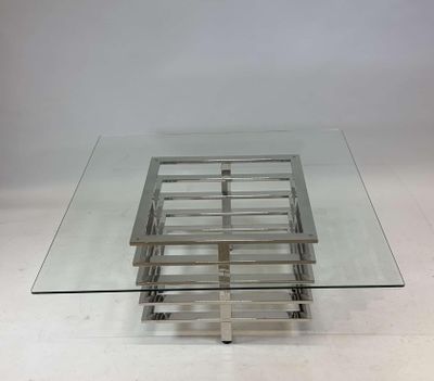 une photo d'une table basse en verre et en métal, dotée d'un plateau carré en verre