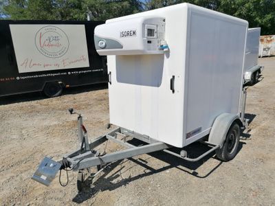une photo d'un petit camion de glaces garé sur un parking