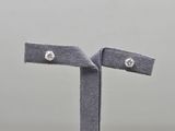 gros plan d'une paire de boucles d'oreilles sur un support