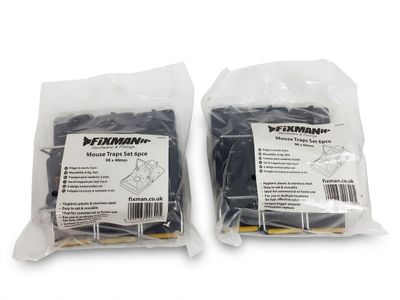 une paire de deux sachets de vis en plastique noir sur fond blanc