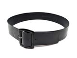 ceinture en cuir noir avec une boucle métallique sur fond blanc