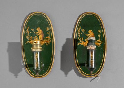 Paire d'appliques ovales en tôle peinte à décor de chinois à…