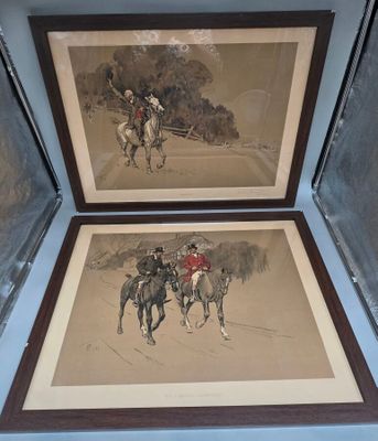 deux photos encadrées représentant des hommes à cheval dans une pièce