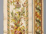 deux morceaux de tissu brodés représentant des fleurs et des oiseaux