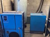 une machine bleue et une machine bleue dans une pièce