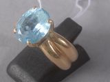 une bague en or sertie d'une topaze bleue