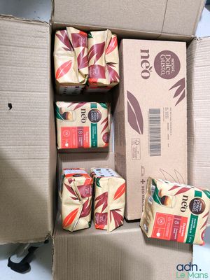 une boîte de savons et des pains de savon posés sur une table