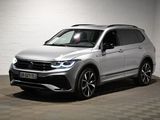 La Volkswagen Tiguan est garée dans une pièce blanche