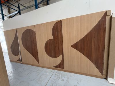 un grand panneau en bois orné d'un motif en forme de cœur
