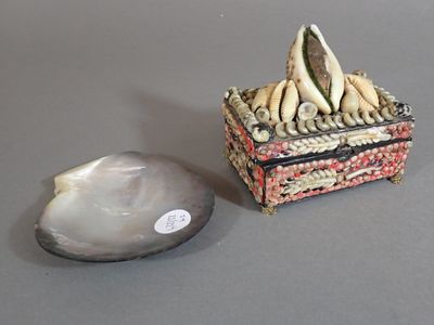 Ensemble comprenant un petit coffret à couture à décor de co…