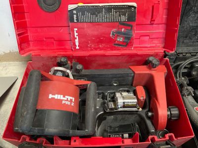 une boîte à outils rouge avec des outils à l'intérieur