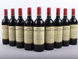 six bouteilles de vin rouge sont alignées
