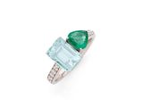 une bague en émeraude et diamant