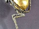 statue d'une autruche avec un œuf d'or sur la tête
