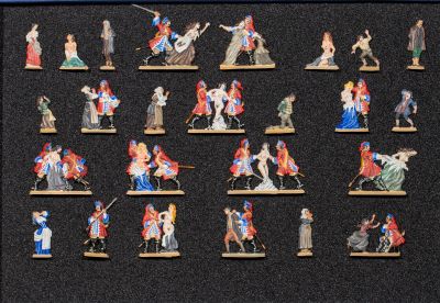de nombreuses figurines représentant des personnes exposées dans une vitrine