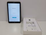 un téléphone posé sur une table à côté d'une boîte