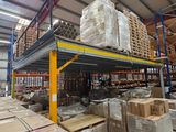 un grand entrepôt rempli de cartons et de palettes