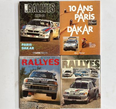 trois livres consacrés aux voitures de rallye posés sur un fond blanc, avec des arbres en arrière-plan