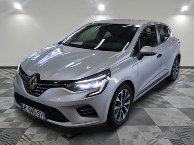une voiture argentée garée dans un garage au sol en damier