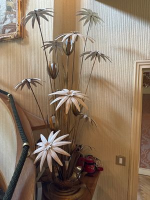 un vase de fleurs posé sur une table dans une pièce
