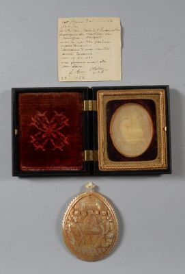 une petite boîte contenant une médaille d'or
