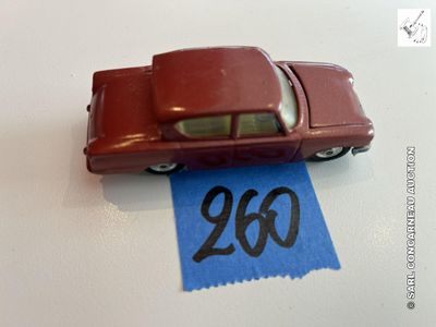 une petite voiture rouge posée sur une feuille de papier bleue