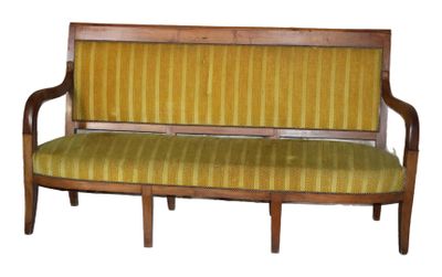 un banc en bois avec une assise rembourrée à rayures jaunes