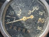un gros plan sur un compteur de moto