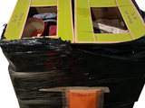 une grande pile de cartons posée sur un carton
