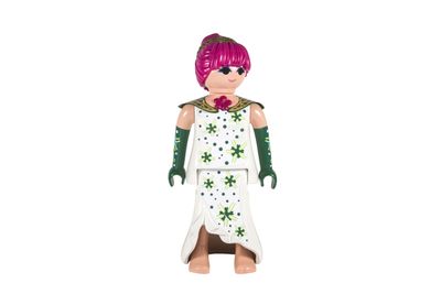 une figurine représentant une femme aux cheveux roses