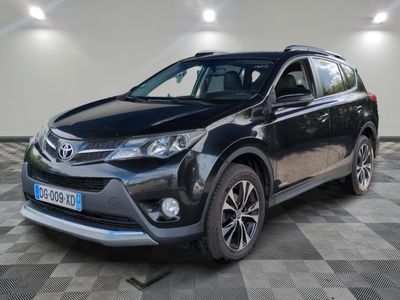 une Toyota RAV noire garée dans un garage au sol carrelé