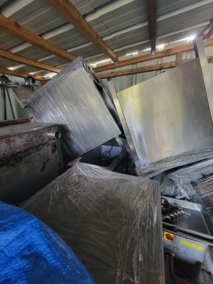 un tas d'objets métalliques dans un débarras