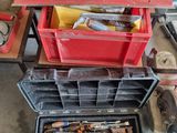 de nombreux outils dans les boîtes à outils posées sur la table