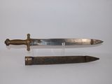 deux couteaux exposés sur une table