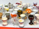 a lot of cups that are sitting on a table