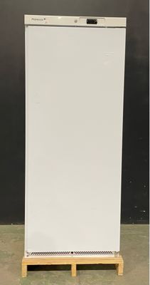 un réfrigérateur blanc posé sur une palette devant un mur noir