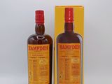 deux bouteilles de rhum « Hamper » dans une boîte jaune