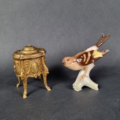 deux figurines d'oiseaux posées l'une à côté de l'autre sur une table