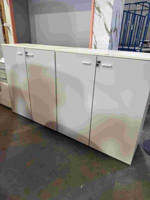 une armoire blanche au milieu d'une pièce